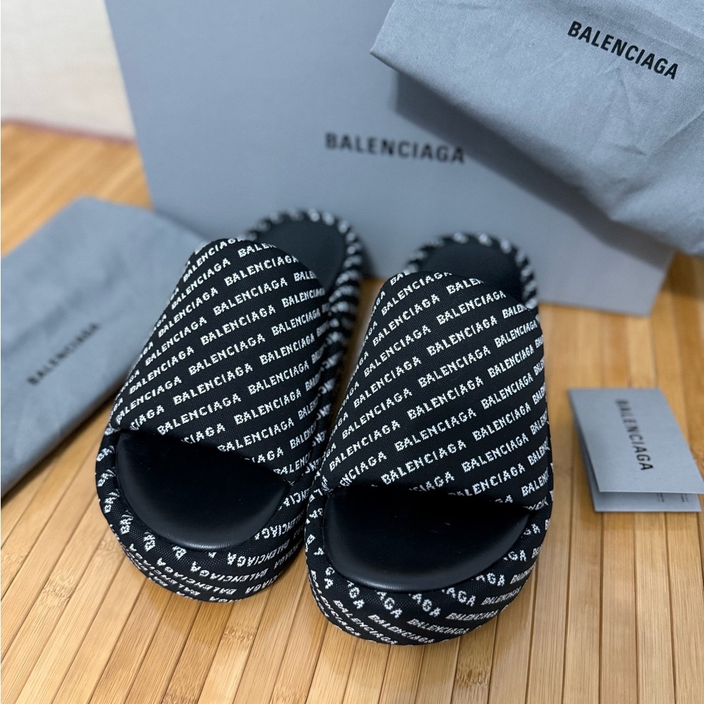 Balenciaga Monochrome Logo Slides sz 8 - Picture 2 of 7